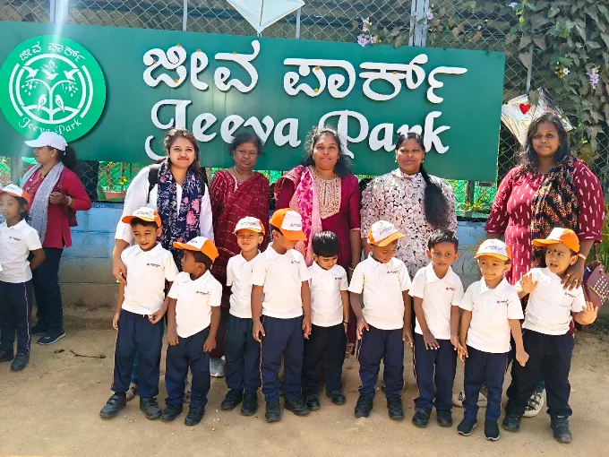 Group photo with teachers on a field trip